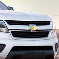 GM Accessories - GM Accessories 84257946 - Grille in Black with Summit White Surround and Bowtie Logo [2016-2020 Colorado]